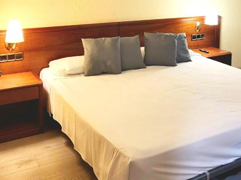 Checkin Trave Hotel Figueres  Ngoại thất bức ảnh