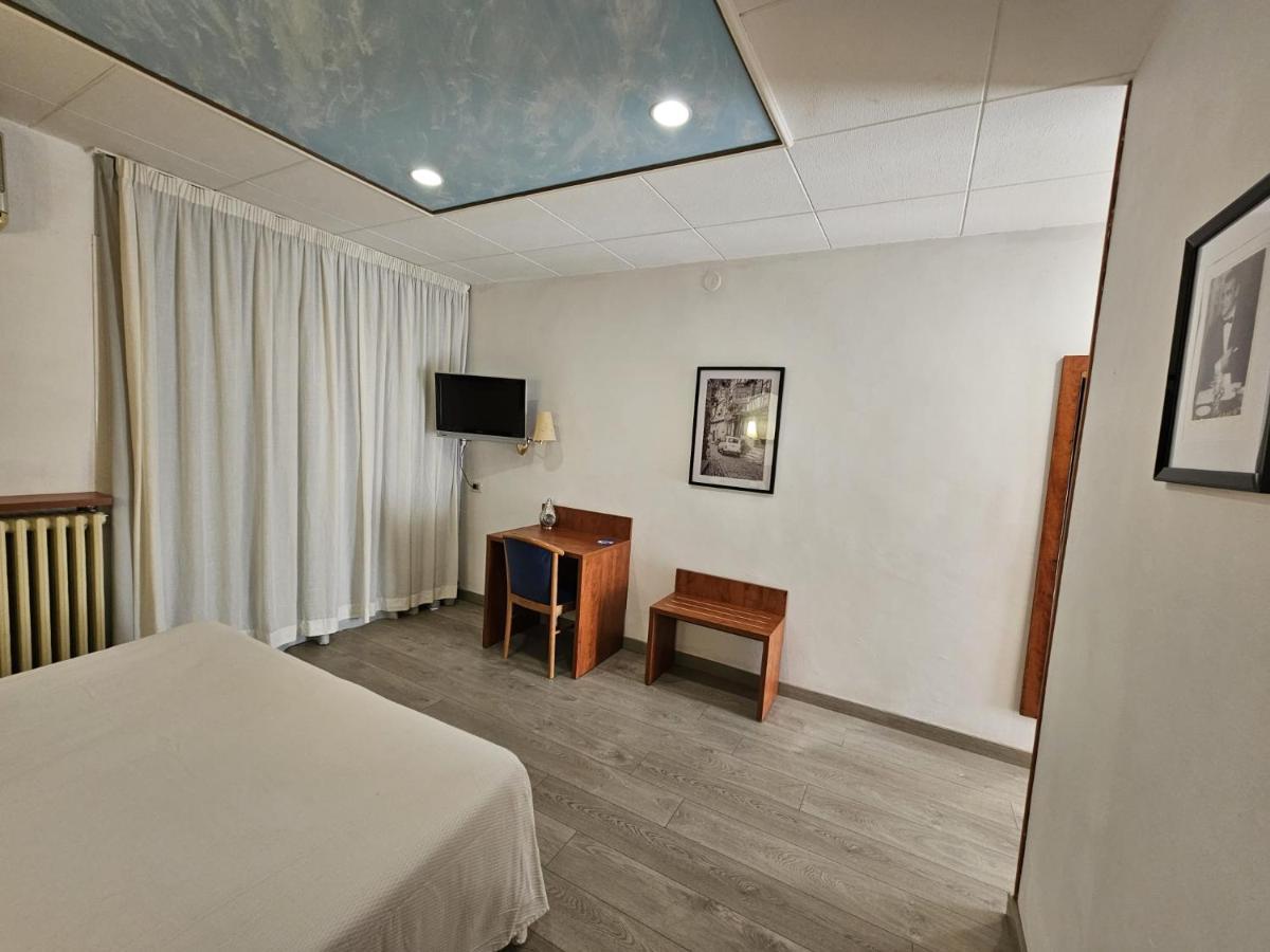 Checkin Trave Hotel Figueres  Ngoại thất bức ảnh