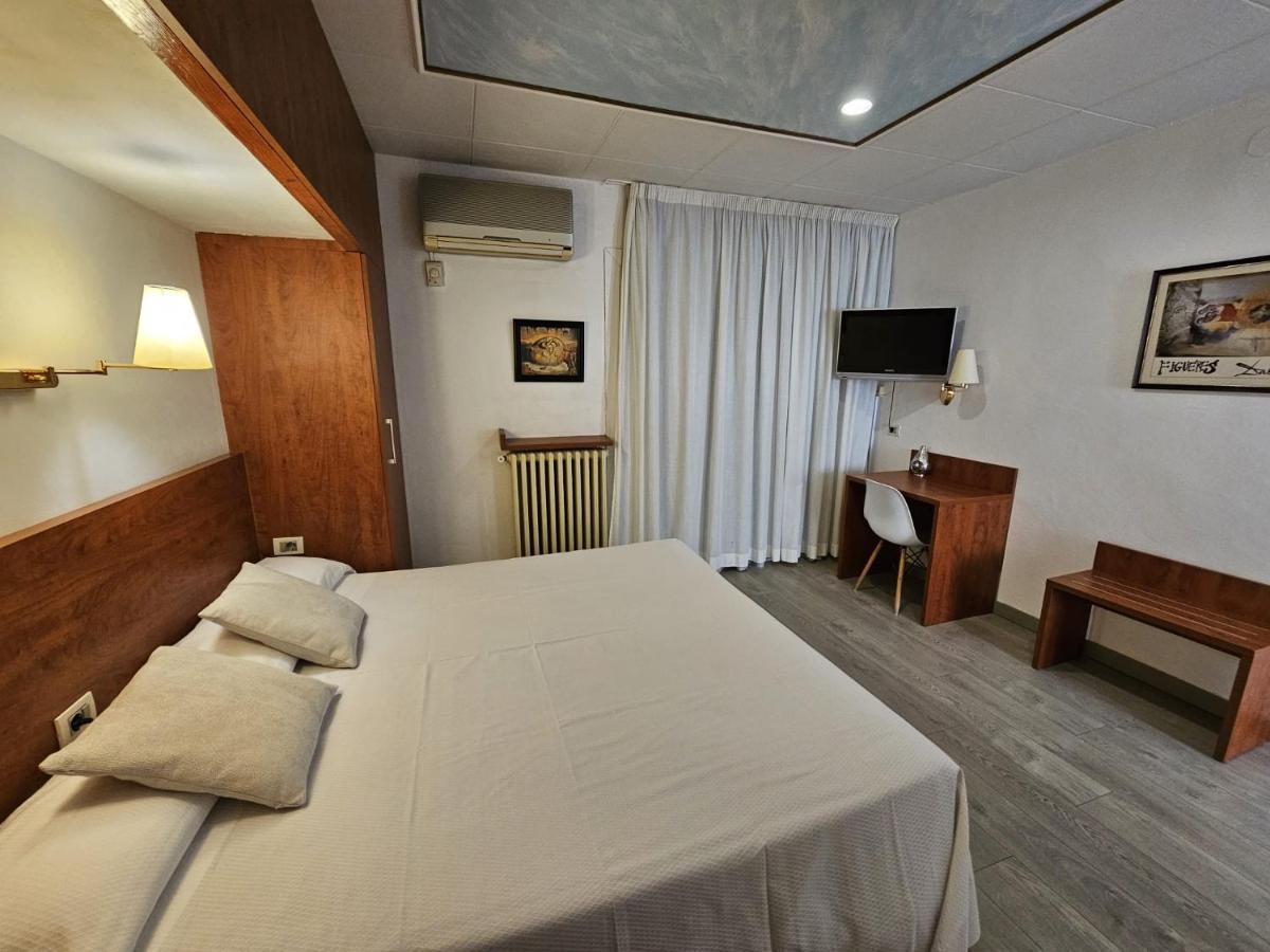 Checkin Trave Hotel Figueres  Ngoại thất bức ảnh